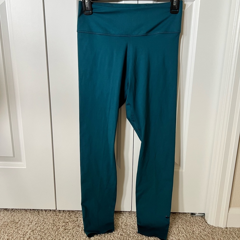 NIKE women’s teal cropped leggings- Size M